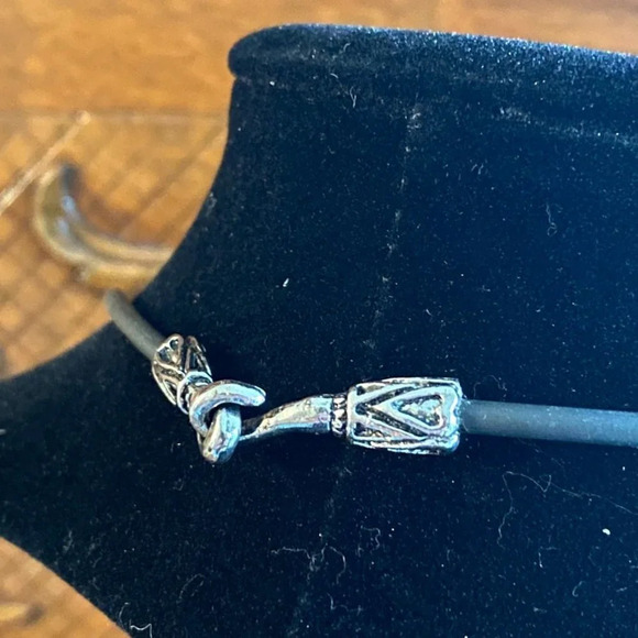 Gothic Scull Pendant Necklace - Picture 6 of 7